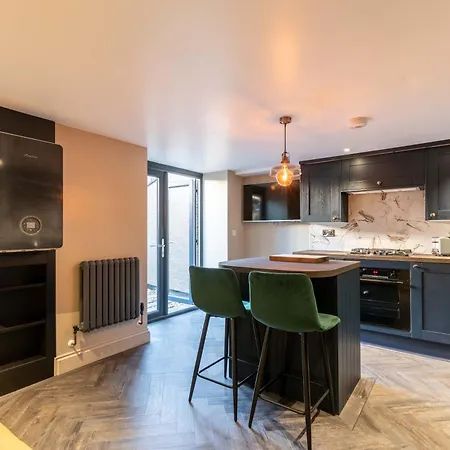 Contemporary City Centre With Private Patio Apartment *