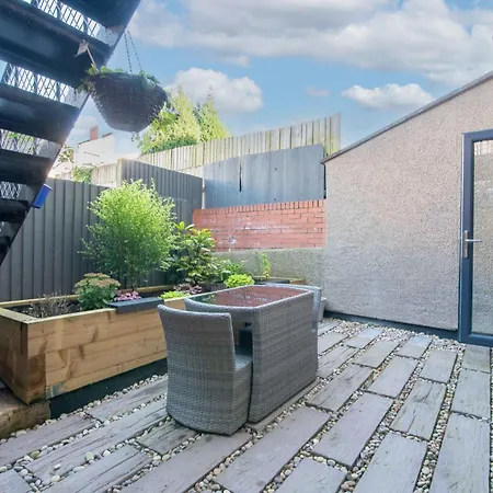 Contemporary City Centre With Private Patio Apartment