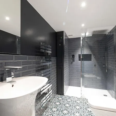 Contemporary City Centre With Private Patio Apartment Bristol