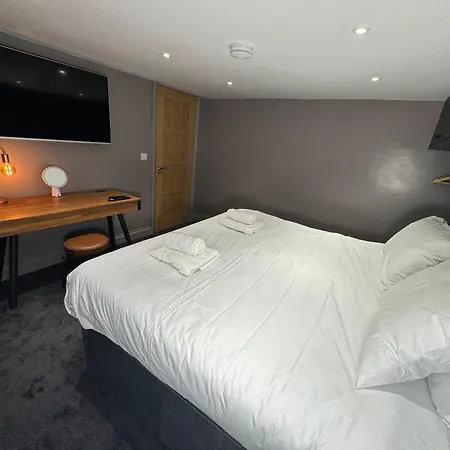 Contemporary City Centre With Private Patio Apartment *