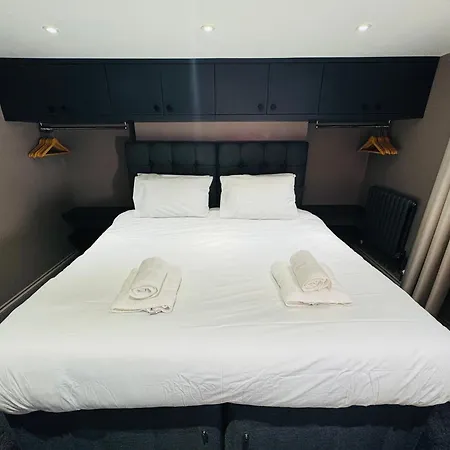 Contemporary City Centre With Private Patio *